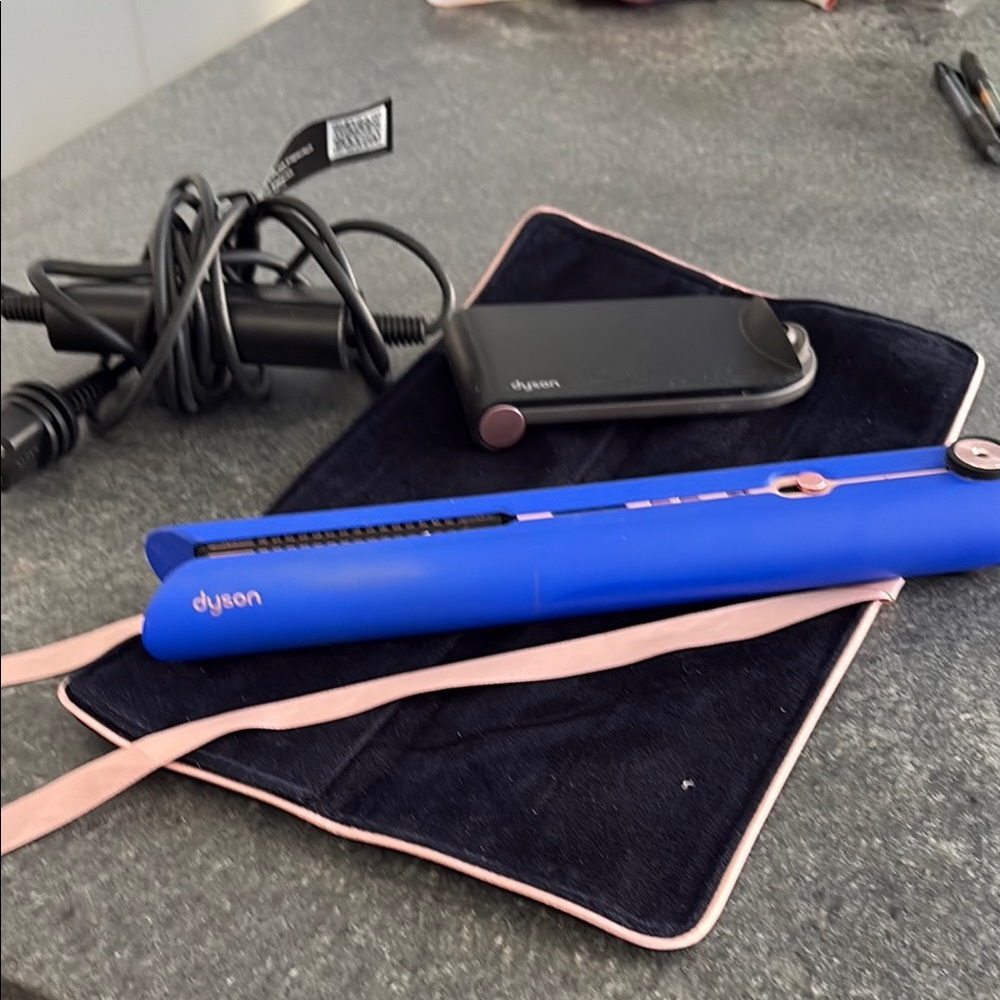 Dyson Vibrant Blue Hair Styler